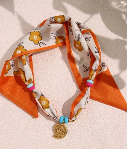 Collar bandana colorido con figura conchita de mar