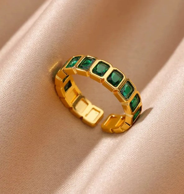 Anillo abierto con piedras color esmeralda