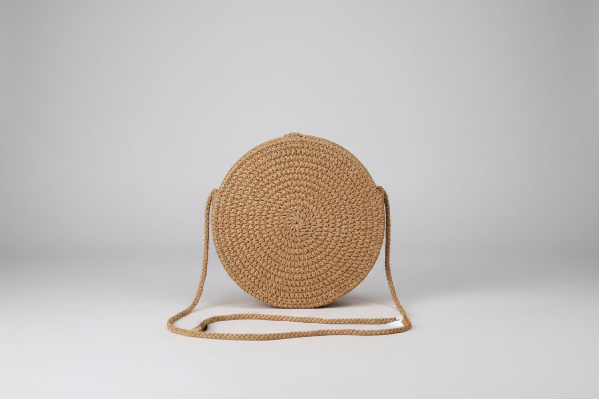 Cartera redonda tejida color café