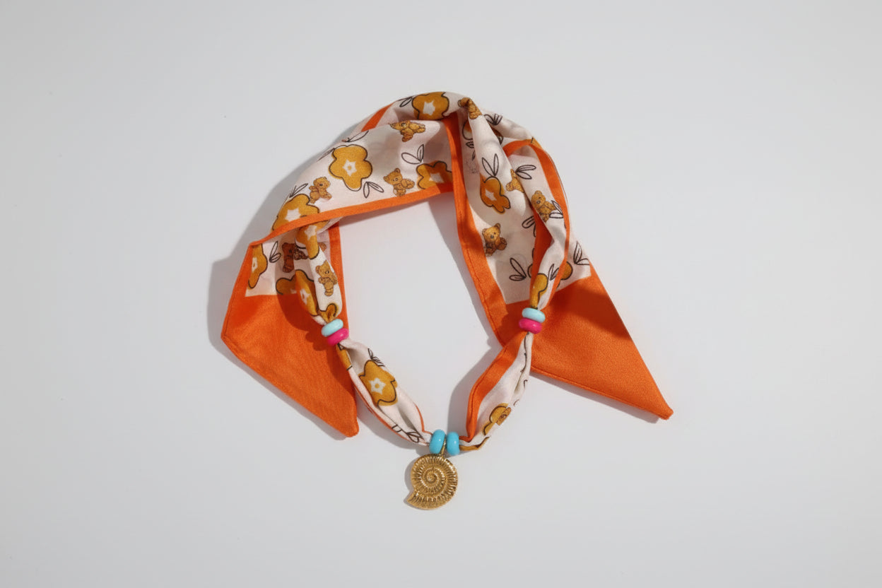 Collar bandana colorido con figura conchita de mar