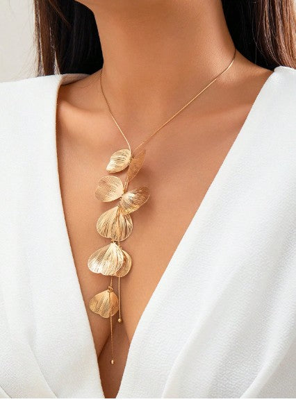 Collar con flores texturizado dorado