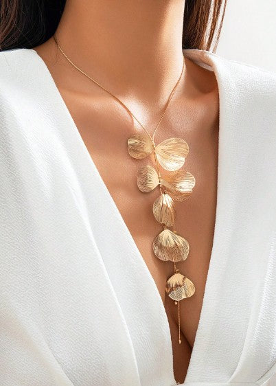 Collar con flores texturizado dorado