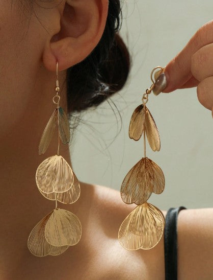 Aro largo pétalo texturizado dorado