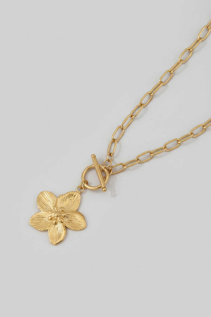Collar con colgante de flor