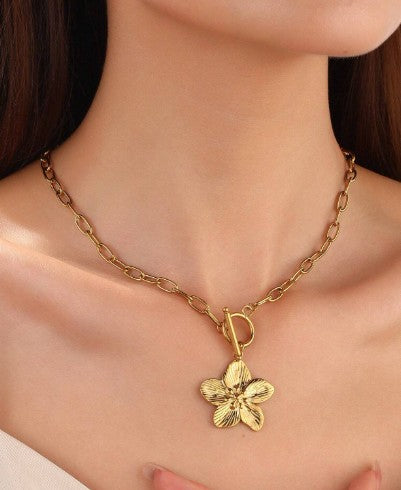 Collar con colgante de flor
