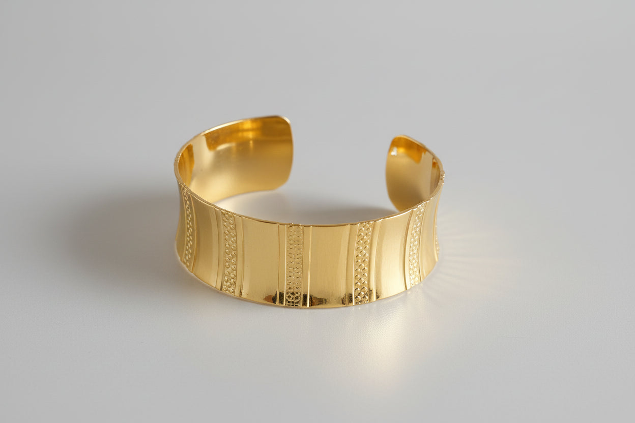 Pulsera dorada con apertura y textura