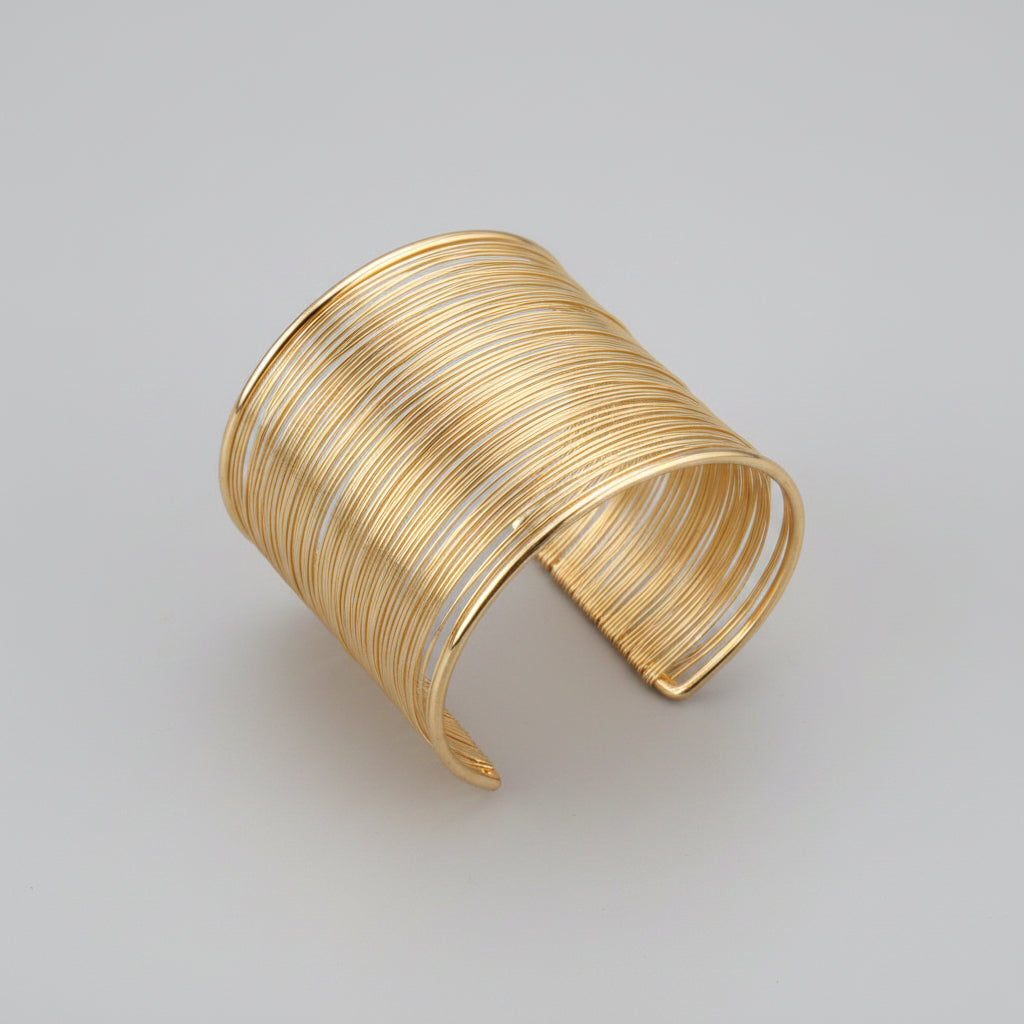 Pulsera dorada abierta con capa