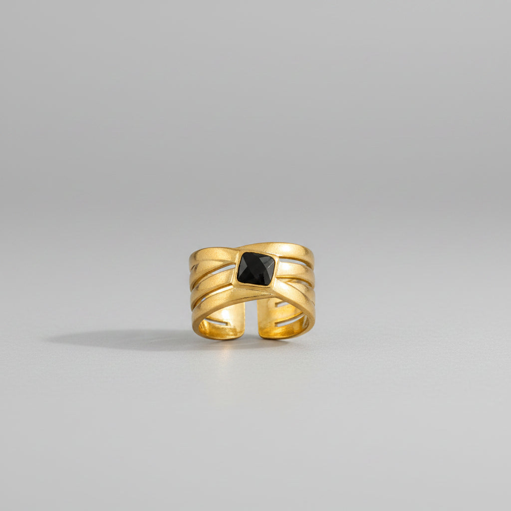 Anillo abierto color dorado con piedra negra