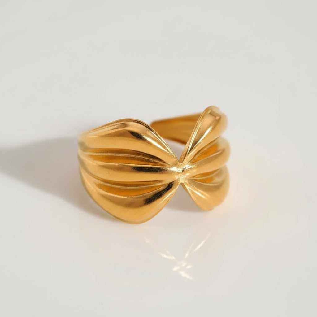 Anillo abierto dorado geométrico
