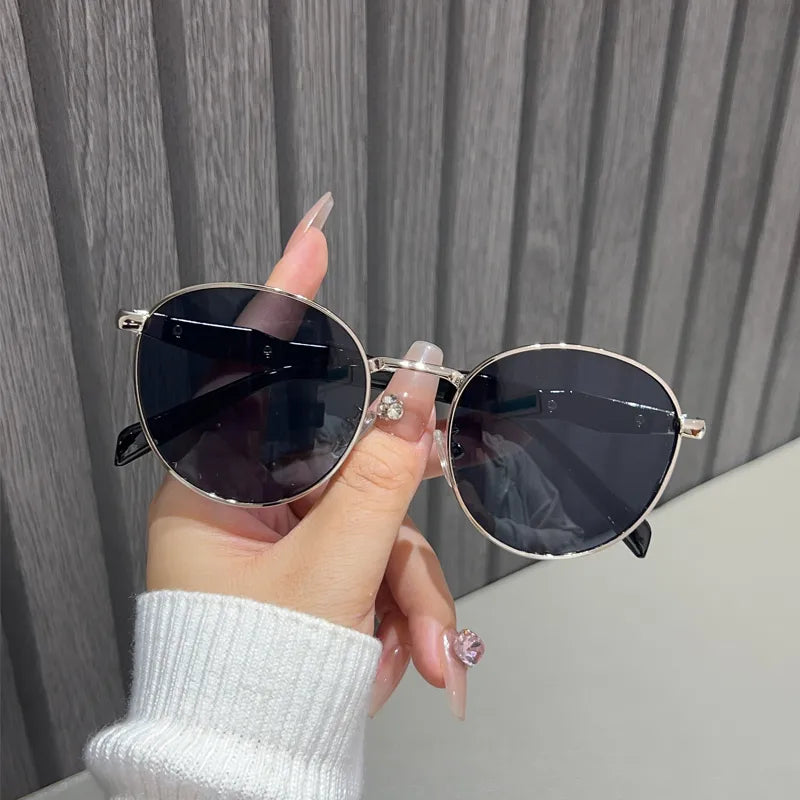 Lentes Negros con Marco Plateado