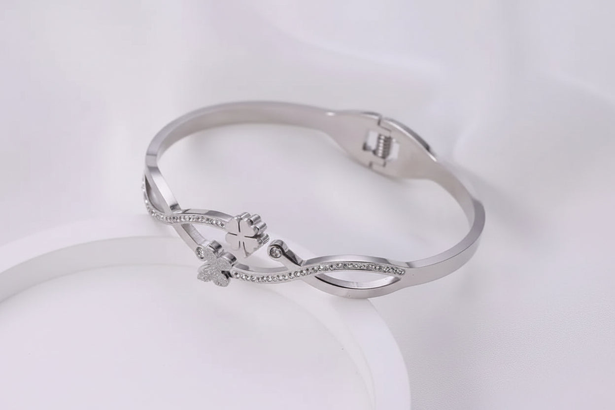 Pulsera plateada trébol