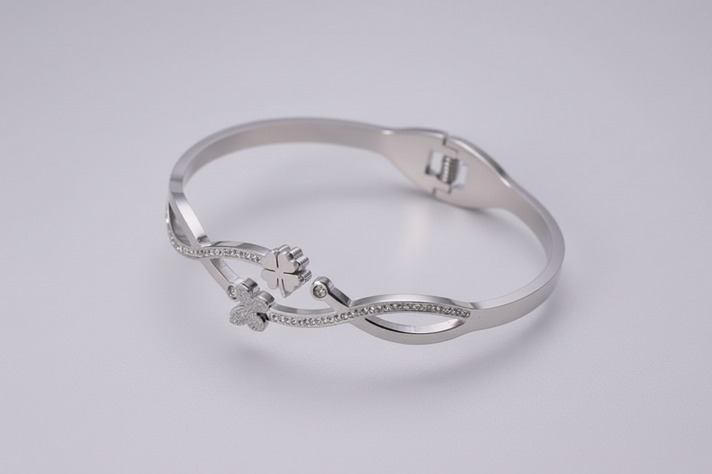 Pulsera plateada trébol