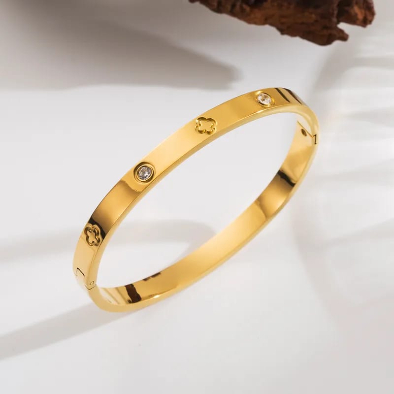 Pulsera dorada con circones y trébol