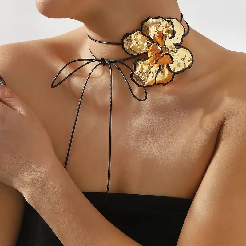 Collar flor dorada