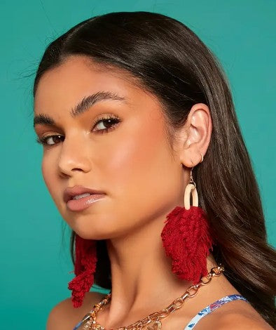 Aros largo tejido con flecos rojo