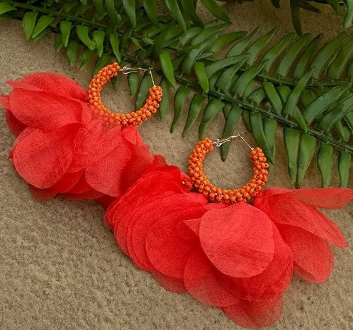 Aros de flores de chiffon naranjo