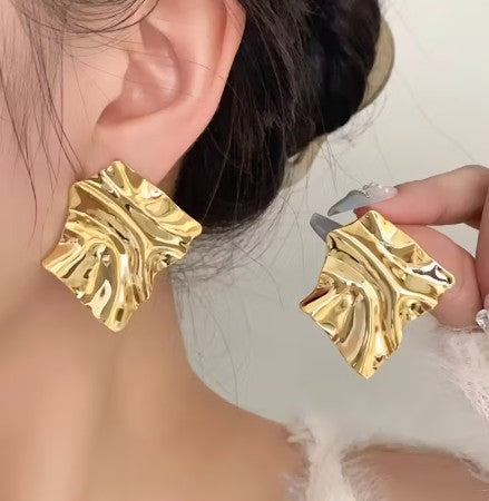 Aro dorados forma arrugados