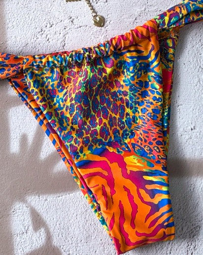 Bikini con tirantes y espampado color