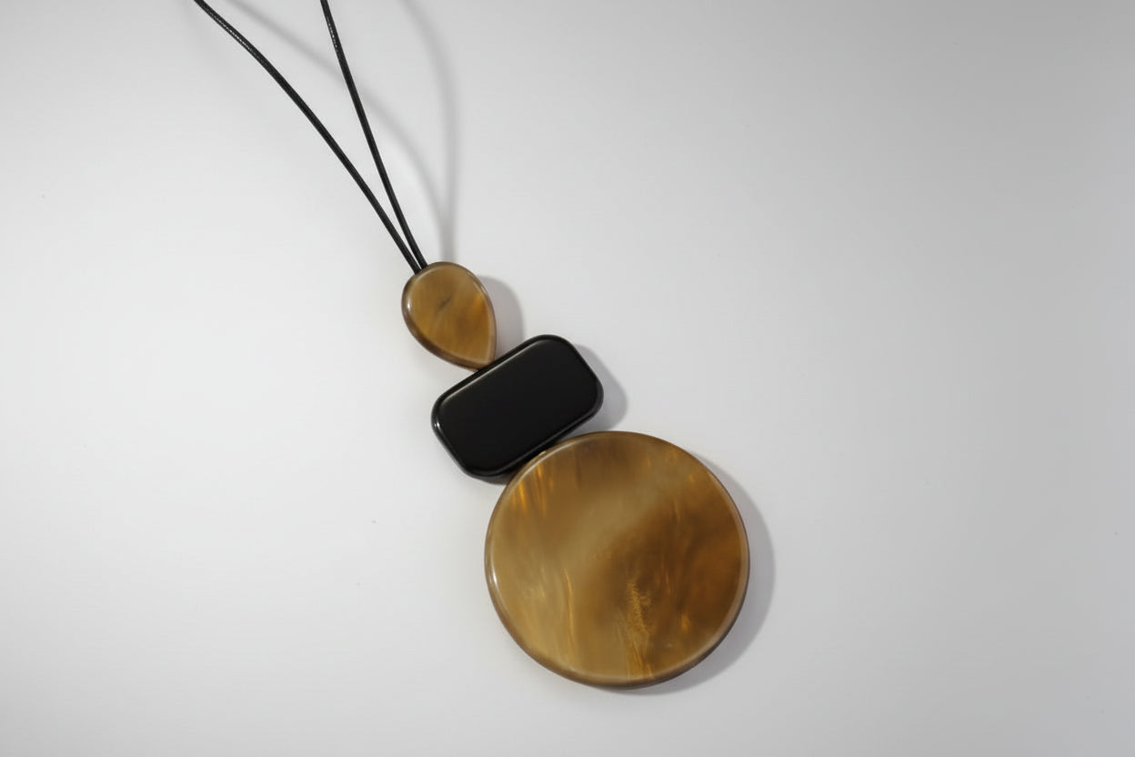 Collar colgante largo estilo tribal