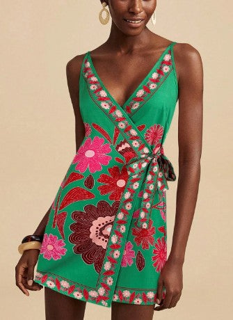 Vestido con estampado floral verde y nudo en la cintura