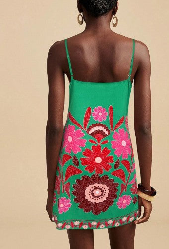 Vestido con estampado floral verde y nudo en la cintura